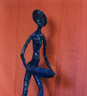 Frau mit Schale